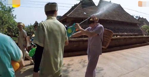 打架吃瓜看戏图片,围观者成焦点，吃瓜群众见证激情对决