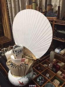 文玩扇子吃瓜,一扇一世界