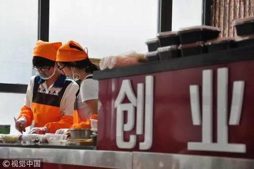 奶茶店吃瓜情侣,情侣间的甜蜜瞬间