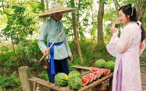 闲坐无事吃瓜,品味瓜趣人生