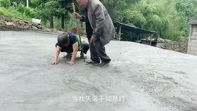 女人掉入湖里吃瓜