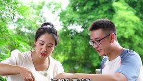 女人掉入湖里吃瓜