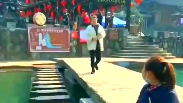 女人掉入湖里吃瓜