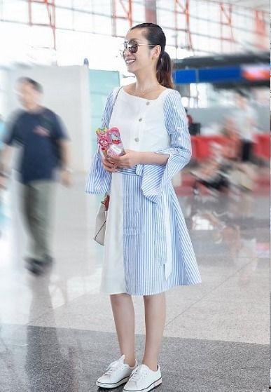 李丽欣白色连衣裙吃瓜,成为吃瓜群众热议焦点