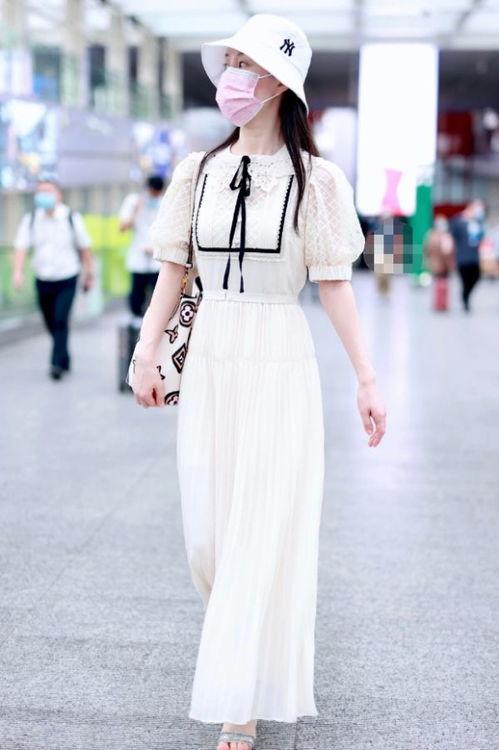 李丽欣白色连衣裙吃瓜,成为吃瓜群众热议焦点