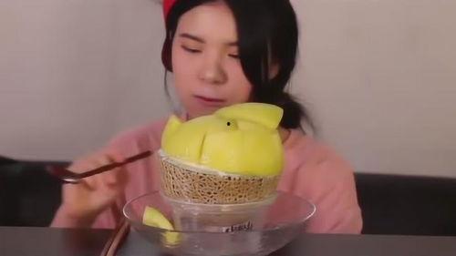 韩国女孩吃冰瓜,韩国女孩的冰瓜美食之旅