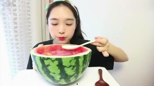 韩国女孩吃冰瓜,韩国女孩的冰瓜美食之旅