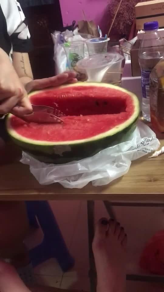 吃瓜神器吃冰激凌,尽享吃瓜神器与冰激凌的清凉盛宴