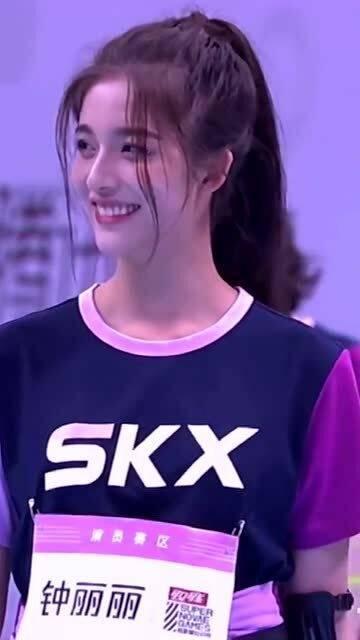 新疆女孩吃瓜图片,女孩品尝甜蜜滋味，共享丰收喜悦