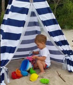 夏天儿童戏水吃瓜,童趣盎然乐无边