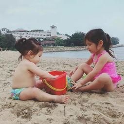 夏天儿童戏水吃瓜,童趣盎然乐无边