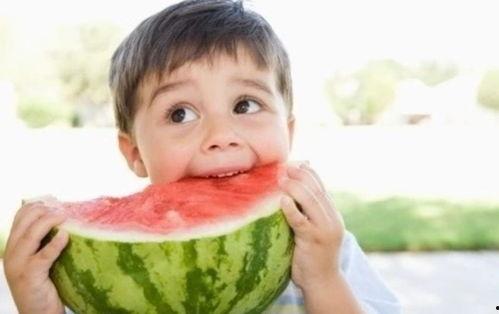 夏天儿童戏水吃瓜,童趣盎然乐无边