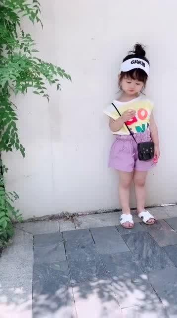 小萝莉吃瓜,小萝莉的甜蜜瓜果时光