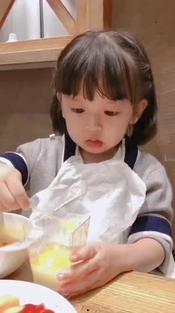 小萝莉吃瓜,小萝莉的甜蜜瓜果时光