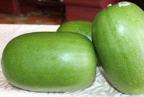 男子楼上吃瓜,男子楼上吃瓜引发邻里热议