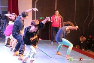 学校吃瓜跳舞,吃瓜跳舞，共享青春欢乐时光